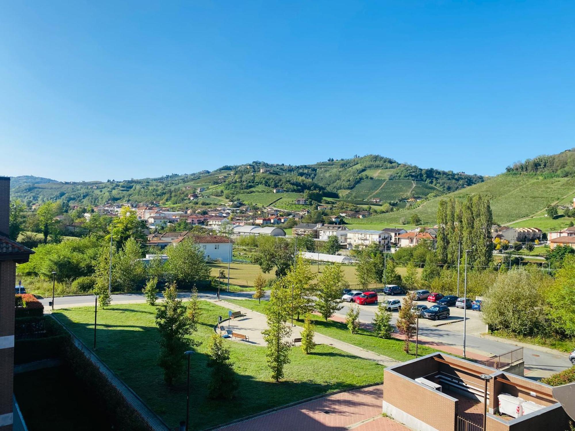 Attico Nel Cuore Delle Langhe - Free Parking Wi-Fi E Ac Alba  Exterior photo